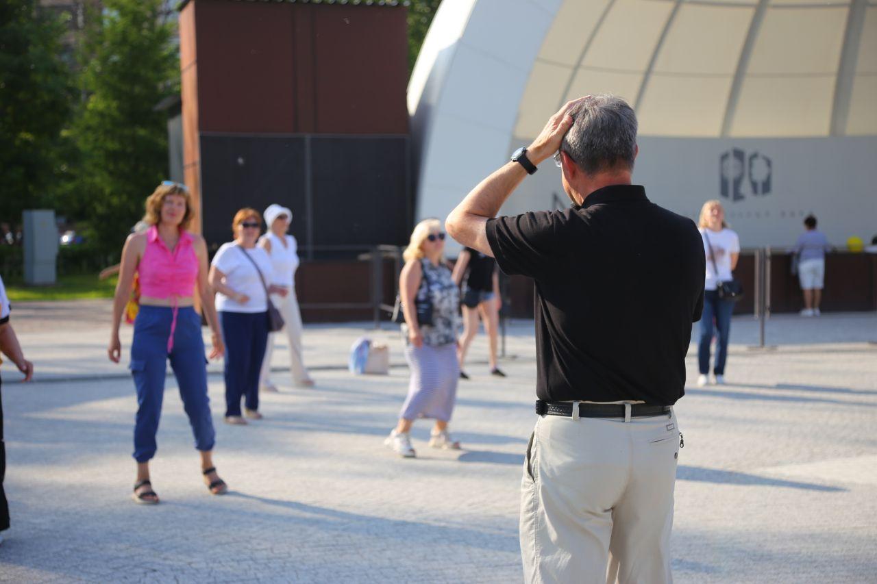 Фото Новосибирцы в Центральном парке учатся танцевать латиноамериканские танцы на день России 5